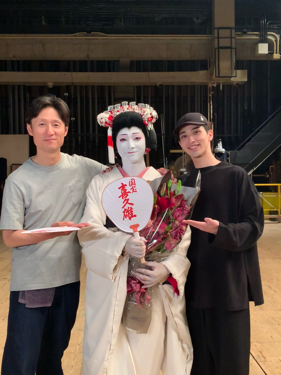kokuhou_movie's tweet image. 𖡼⊹𑁍 クランクアップ 𑁍⊹𖡼
🪭立花喜久雄 役┋吉沢亮さん
任侠の一門に生まれながら
世襲の歌舞伎界で才能を武器に
勝負する喜久雄。
激動の50年は
観るものの魂を震わせる──
共に夢を追いかけた
親友・俊介を演じた横浜流星さん、
李相日監督と📸
映画『国宝』
大ヒット上映中🎬⸝⋆⸝⋆