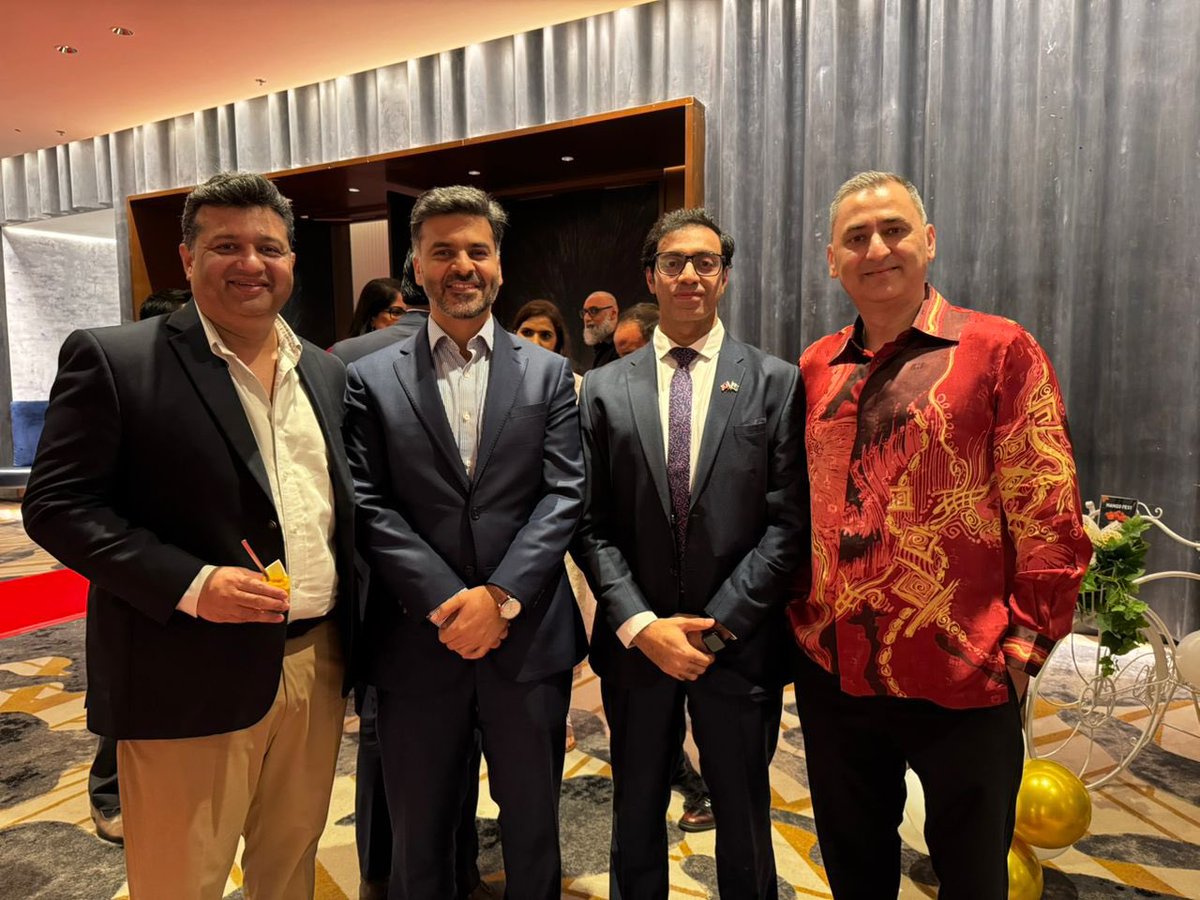 Hamza_565's tweet photo. Had the privilege of hosting the Deputy Prime Minister of Pakistan @MIshaqDar50 in Kuala Lumpur last week for a community event. Our people are our greatest asset and source of pride for all of us. Long live Pak Malaysia friendship 🇵🇰 🤝 🇲🇾 
@mophrd @ForeignOfficePk #Pakistan https://t.co/K5h3FTDoyB