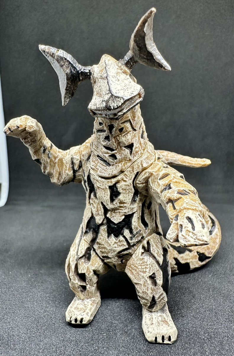 mt401218's tweet image. はしもとみおのウルトラ怪獣彫ってみた。02
01も当然持ってますw
一回800円と高額だけど、リアル着ぐるみの造形とは違う木彫り感と塗装が、飽きずに見ていられるんですよね。