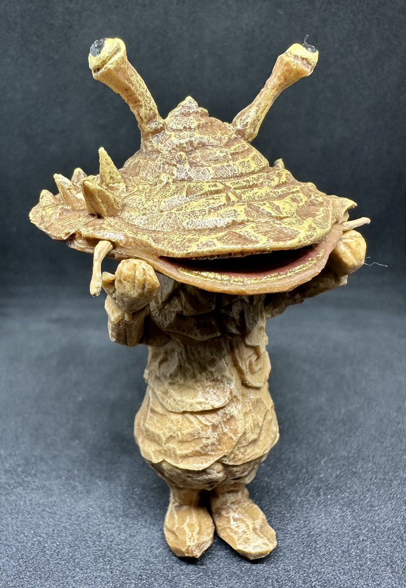 mt401218's tweet image. はしもとみおのウルトラ怪獣彫ってみた。02
01も当然持ってますw
一回800円と高額だけど、リアル着ぐるみの造形とは違う木彫り感と塗装が、飽きずに見ていられるんですよね。