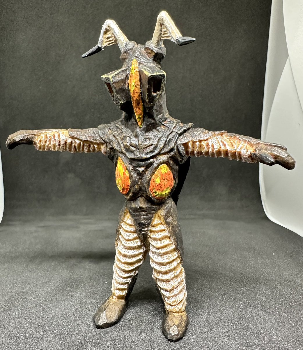 mt401218's tweet image. はしもとみおのウルトラ怪獣彫ってみた。02
01も当然持ってますw
一回800円と高額だけど、リアル着ぐるみの造形とは違う木彫り感と塗装が、飽きずに見ていられるんですよね。