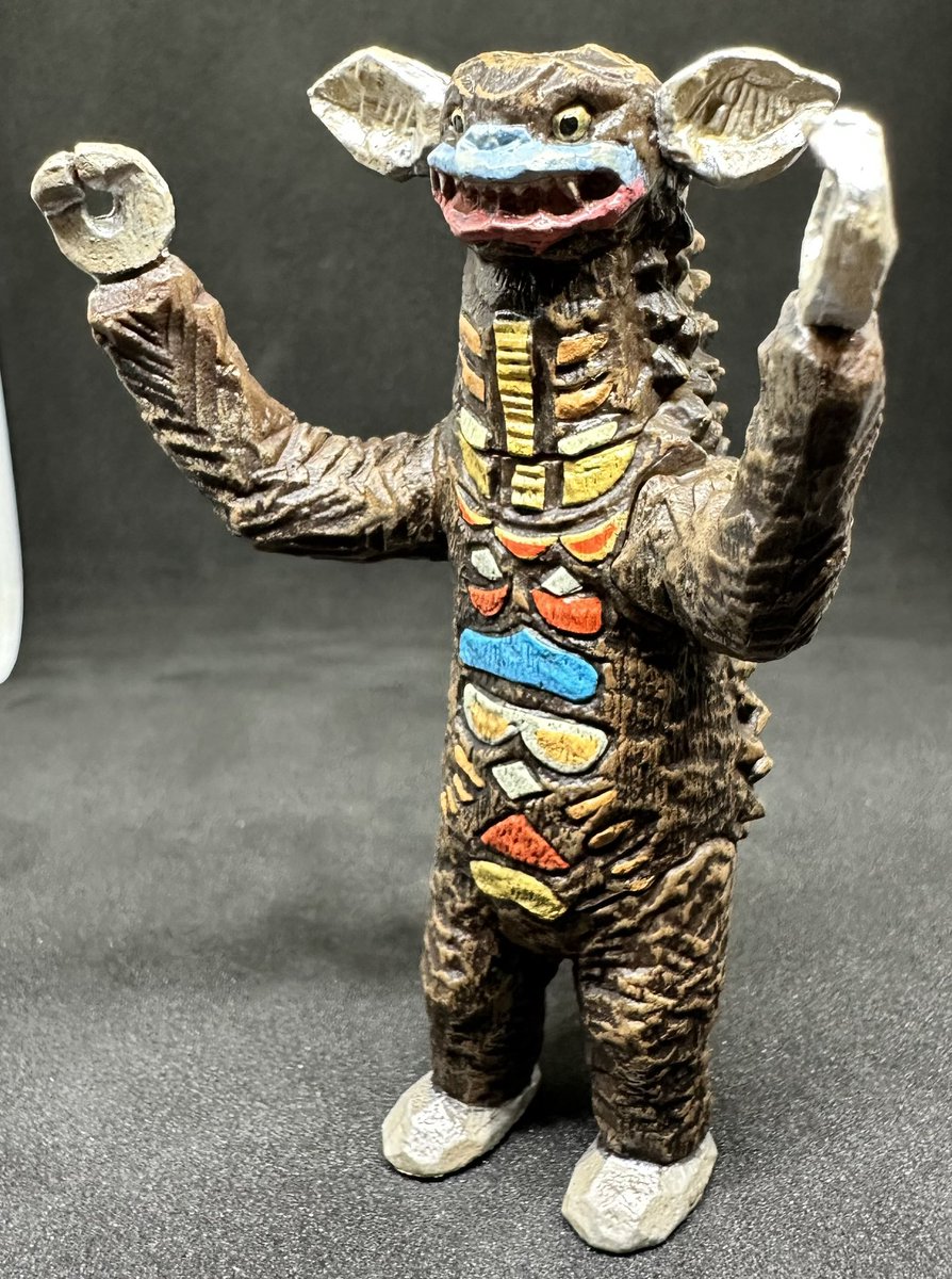 mt401218's tweet image. はしもとみおのウルトラ怪獣彫ってみた。02
01も当然持ってますw
一回800円と高額だけど、リアル着ぐるみの造形とは違う木彫り感と塗装が、飽きずに見ていられるんですよね。