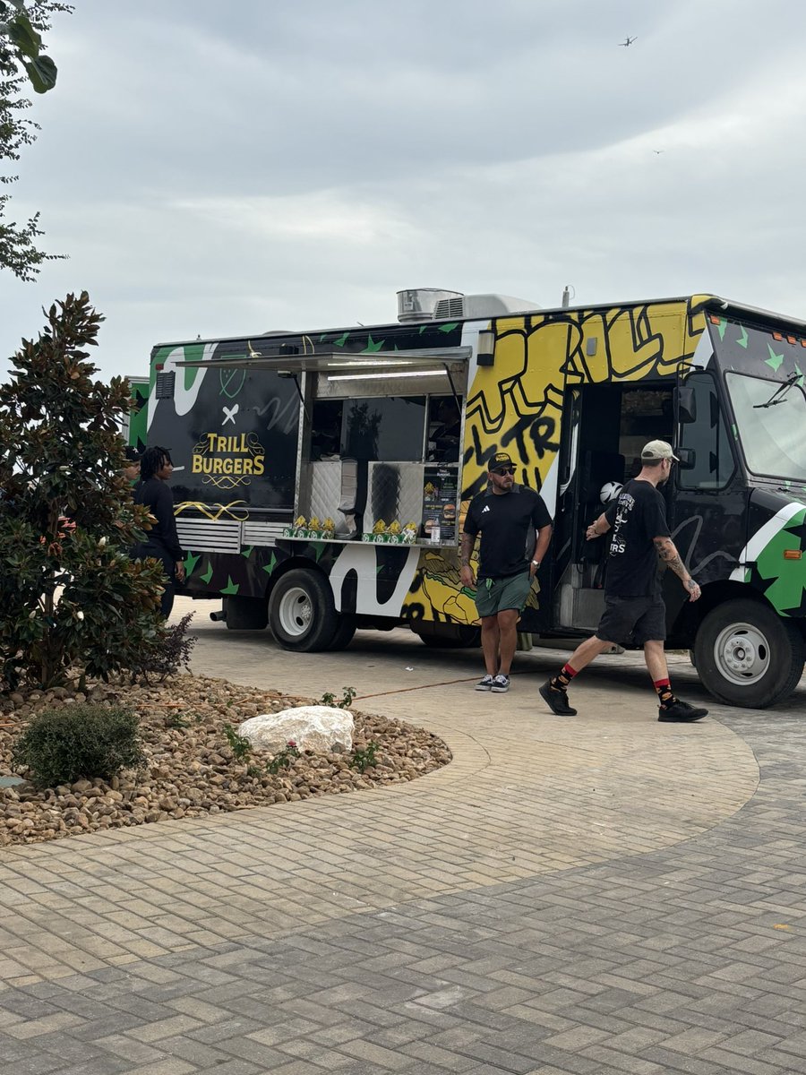 HardballHardge's tweet image. Got my first taste of @trillburgers today!!! @TheMarkHenry they are as good as advertised!! Get em with they are in town!! FYI, they had a long line forming. Now I know! @am1300thezone @MorningKickoff took the field trip! #ImTrill