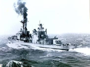 cemgurdeniznet's tweet photo. 21 Temmuz 1974 günü Kıbrıs adasının batısında deniz kuvvetlerimiz ile hava kuvvetlerimiz arasında yaşanan bir komuta kontrol anlaşmazlığı nedeniyle Kocatepe muhribimiz dost ateşiyle battı. 54 şehidimizi Mavi Vatan’ın derinliklerine emanet ettik. Bu
olay, Türk donanmasının tarihinde acı ve ibret verici bir hadise olarak kayıtlara geçti. 
Her yıl geleneksel olarak denizde yapılan anma töreni bu yıl da  bu elim hadisenin 51. Yılı
münasebetiyle tekrarlandı.
Anma törenleri Girne açığında bir sahil güvenlik gemisinden şehitlerimizin anısına 3 çelengin
denize bando edilmesi, Kıbrıs Deniz Şehitleri anıtına çelenk sunulması; 21 Temmuz  saat 19:00 da KKTC Cumhurbaşkanlığı yerleşkesinde TCG
KOCATEPE belgeselinin ilk gösterimi  ile sona erdi.
Gazi https://t.co/dP6xFX3L71.Kur.Yb. Özhan BAKKALBAŞIOĞLU’nun
“TCG Kocatepe Nasıl Battı”isimli kitabı esas alınarak hazırlanan
belgeselde bu elim olayı yaşamış olan Kocatepe gazileri ile yapılan röportajlar, KKTC Emekli Türkiye Büyükelçisi Dr.Ahmet
Zeki BULUNÇ’un değerlendirmeleri yer alıyor. 
TCG Kocatepe hatırasını canlı tutan gazilerimiz başta olmak üzere törenin ve belgeselin yapımında katkısı olan yapımcılar 
Özhan BAKKALBAŞIOĞLU ve
Ünal GÜL; Yönetmen Vural ÇAVUŞOĞLU 
ve Teknik yönetmen Murat ÇINAR’ı ; bu organizasyonu mümkün kılan KKTC makamlarını; Kıbrıs Türk Mavi Vatan Derneği Genel Başkanı Cihangir ÖZYER’i tebrik ediyorum. Şehitlerimizin ruhu şad olsun. Onları ne anavatan ne yavru vatan ne de mavi vatan unutur.