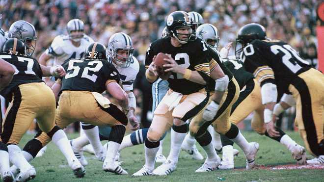 _MLFootball's tweet image. TRENDING: A random fan snuck into the Pittsburgh #Steelers’ locker room during Super Bowl XIII and showered with the players, and reporters interviewed him, thinking he was a player.
🤯
One of the wildest locker room stories ever. Pretty damn insane.