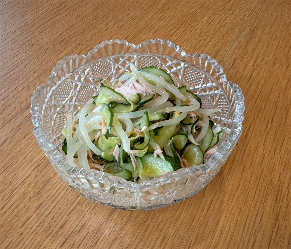 zennoh_food's tweet image. 時短でおいしい!キュウリ、もやし、ツナのナムルがおすすめです。
もやしを耐熱容器に入れ、レンジで600W2分加熱。キュウリを斜めに切り、調味料(酢小さじ1、ごま油小さじ1、しょうゆ小さじ2/3、鶏がらスープの素小さじ1/3)、ツナを混ぜるだけ✨さっぱりして食べやすい常備菜にもいかがでしょうか。