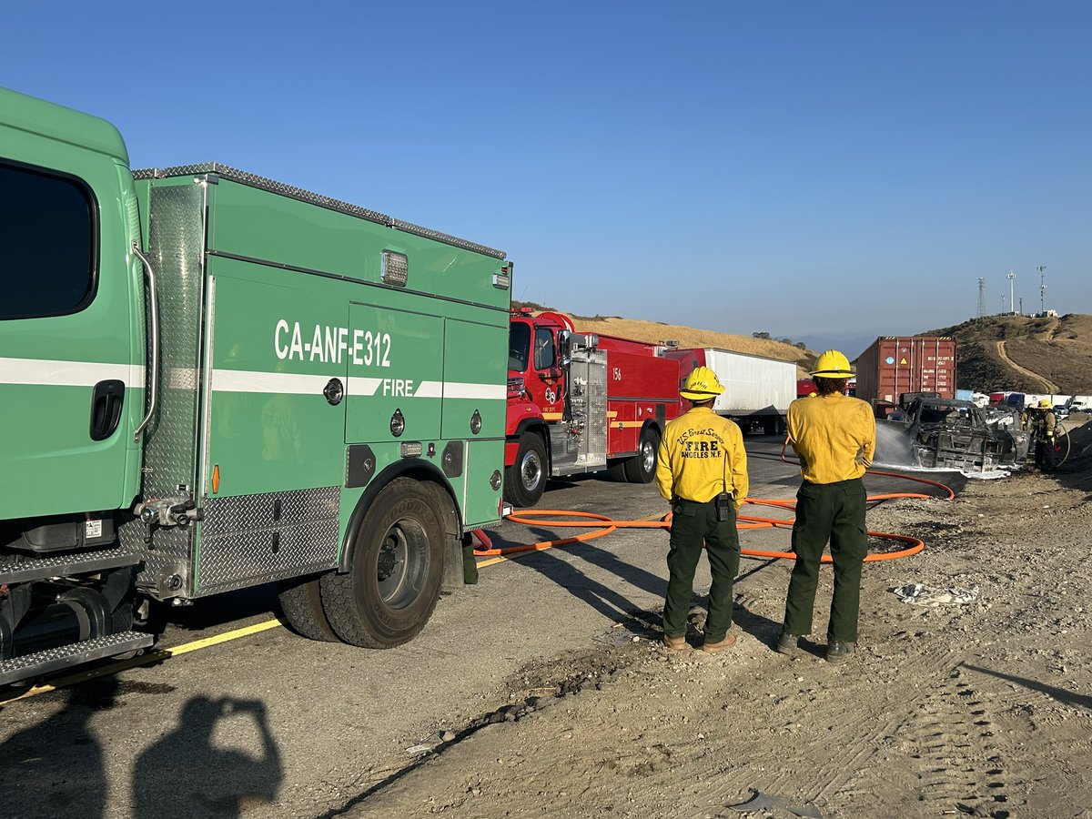 Angeles_NF's tweet image. Angeles NF and Los Angeles County Firefighters are working a vehicle fire Northbound I-5 south of Templin Hwy.

Firefighters have knocked down the fire, and it no longer poses a threat to the brush.

The left two lanes NB are closed.  Motorists exercise extreme caution,…