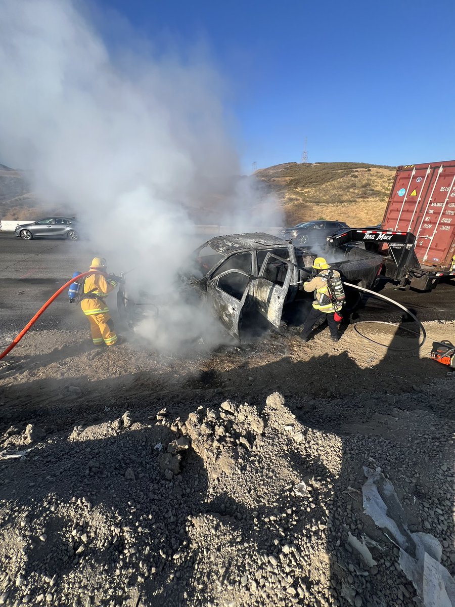 Angeles_NF's tweet image. Angeles NF and Los Angeles County Firefighters are working a vehicle fire Northbound I-5 south of Templin Hwy.

Firefighters have knocked down the fire, and it no longer poses a threat to the brush.

The left two lanes NB are closed.  Motorists exercise extreme caution,…