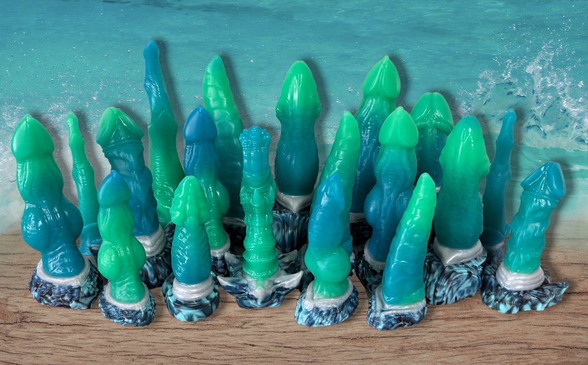 🏝️Bahama Breeze🏝️

 A tropical and refreshing colorway featuring a seafoam and light blue jelly shaft split over a pearly ring, over rippling deep waves. 

This batch is in 00-40 and features matching glow in the dark. 

What do you say? Ready to take the plunge and get wet?