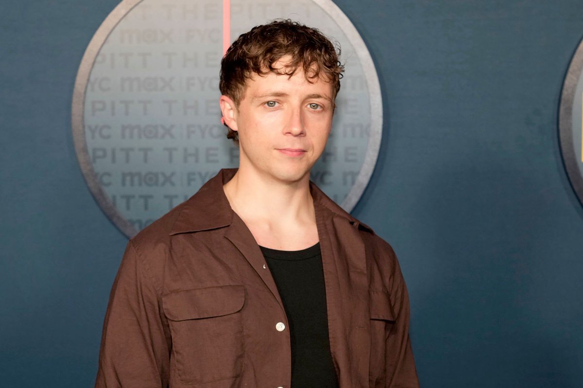 nateken's tweet image. Did you know? in preparation for his role as Dennis Whitaker in The Pitt, Gerran Howell let me pee on him. What a dedicated actor! 👏