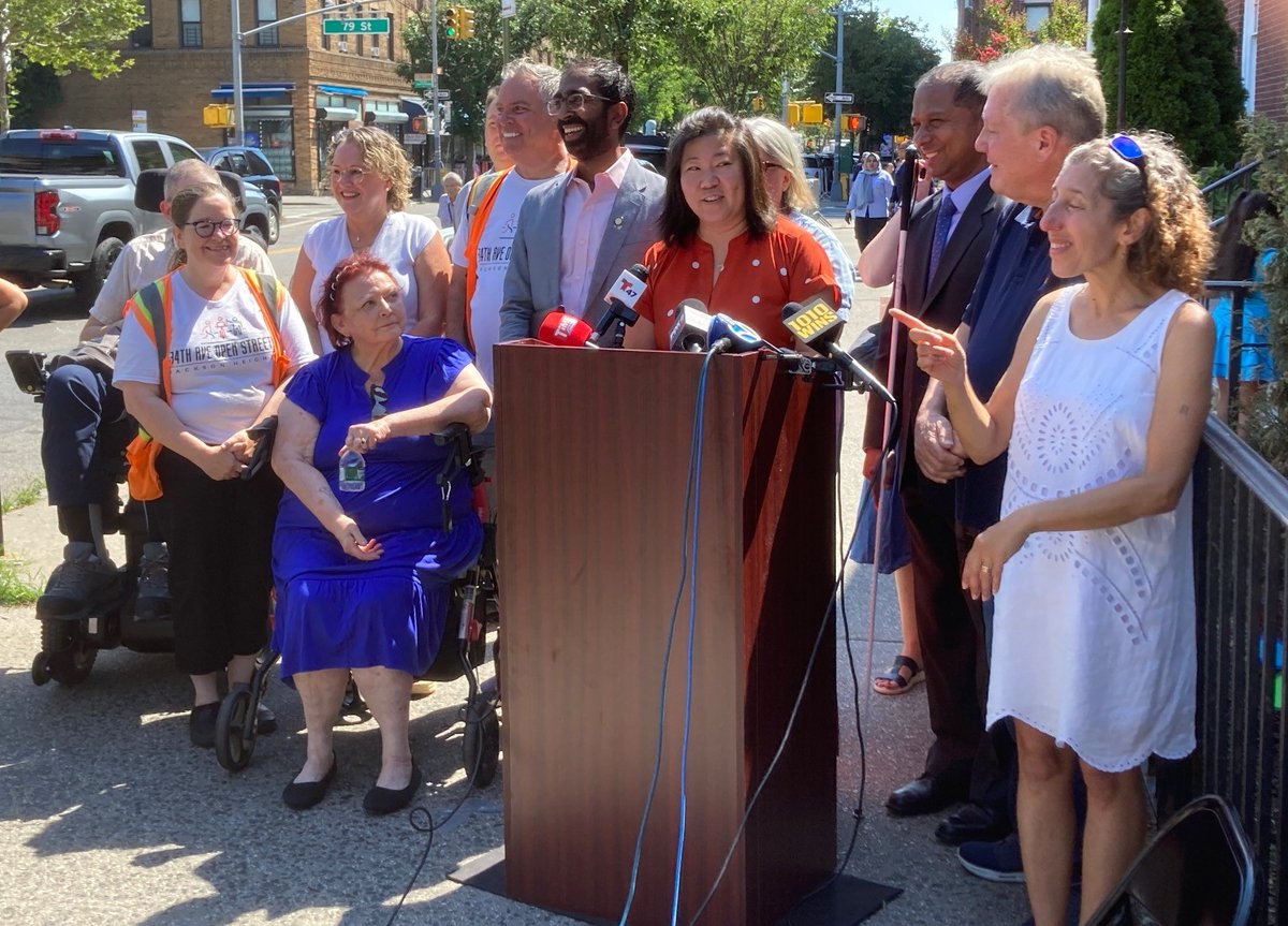 RepGraceMeng's tweet image. I've been fighting for a ramp at the Jackson Heights Post Office for years. Now that construction is complete, it's finally ADA accessible & easy to navigate for families with strollers.
A special thank you to @CMShekarK & @RepAOC who helped make this happen.