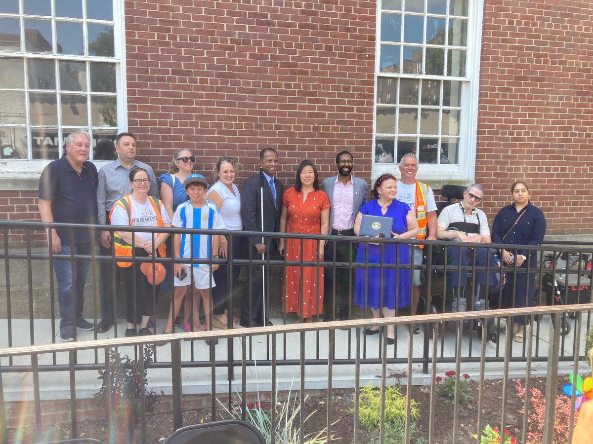 RepGraceMeng's tweet image. I've been fighting for a ramp at the Jackson Heights Post Office for years. Now that construction is complete, it's finally ADA accessible & easy to navigate for families with strollers.
A special thank you to @CMShekarK & @RepAOC who helped make this happen.