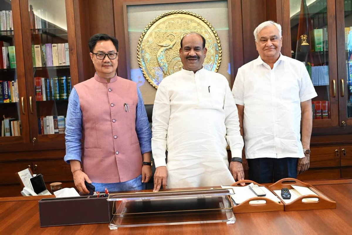 TheKusHSoGuN's tweet image. आज दिल्ली में कैबिनेट मंत्री @DrKirodilalBJP जी ने लोकसभा अध्यक्ष @ombirlakota और केंद्रीय अल्पसंख्यक मंत्री @KirenRijiju से मुलाकात की