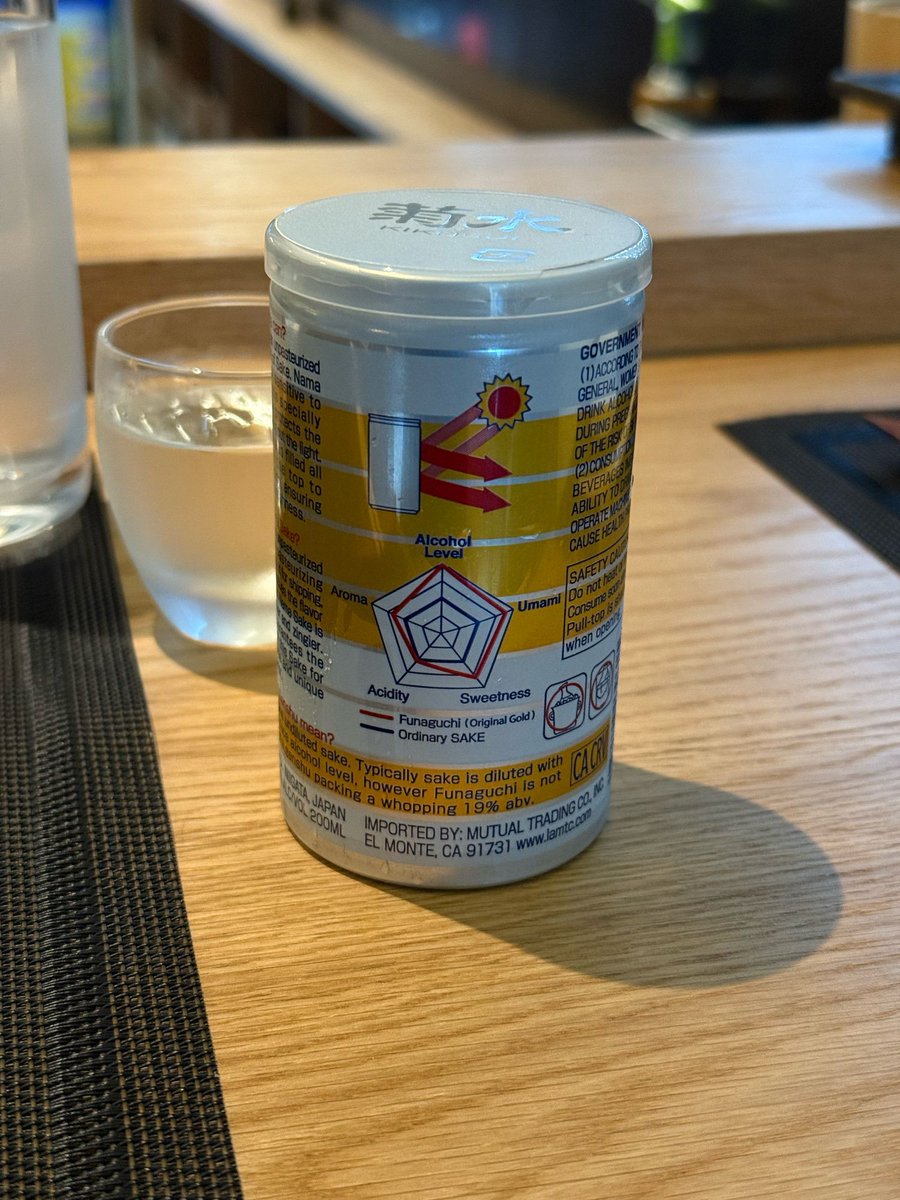 marcogomes's tweet image. funaguchi é um sake nama genshu — ou seja, cru e não diluído. por isso vem em lata: pra manter o sabor intenso, evitar oxidação e proteger da luz. lata cheia até o topo pra evitar oxidação. essa versão tem 19% de álcool. produzido em niigata, japão, comprado no brooklyn, ny.