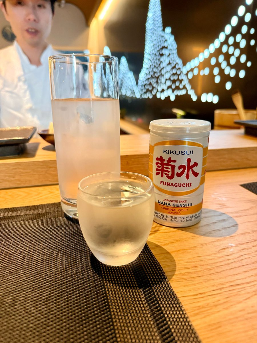 marcogomes's tweet image. funaguchi é um sake nama genshu — ou seja, cru e não diluído. por isso vem em lata: pra manter o sabor intenso, evitar oxidação e proteger da luz. lata cheia até o topo pra evitar oxidação. essa versão tem 19% de álcool. produzido em niigata, japão, comprado no brooklyn, ny.