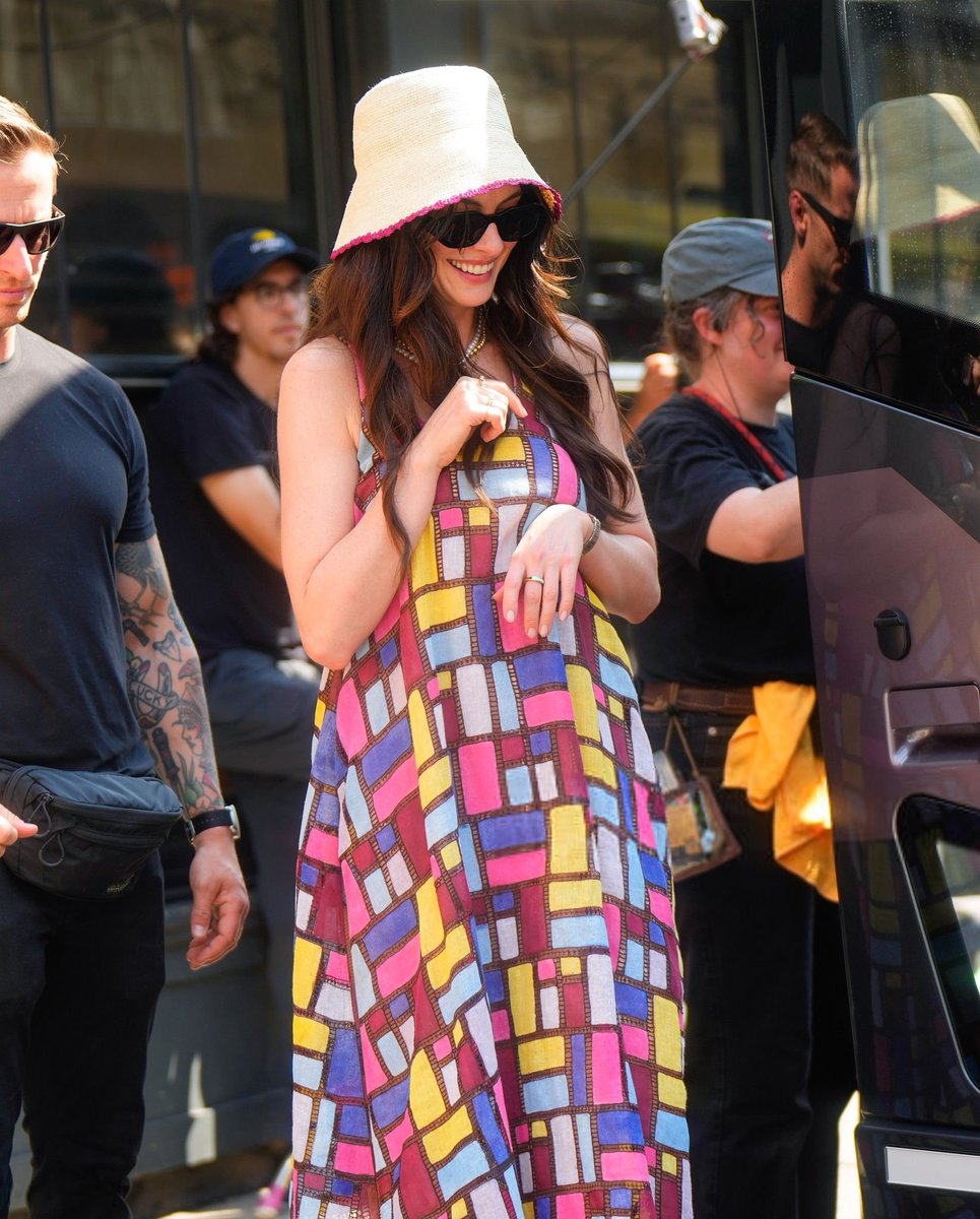ahbrphotos's tweet image. Nossa galeria de fotos já conta com 323 fotos de Anne Hathaway filmando 'O Diabo Veste Prada 2' hoje, (21), nas ruas de New York City.
📸 Confira todas em: annehathaway.com.br/thumbnails.php…