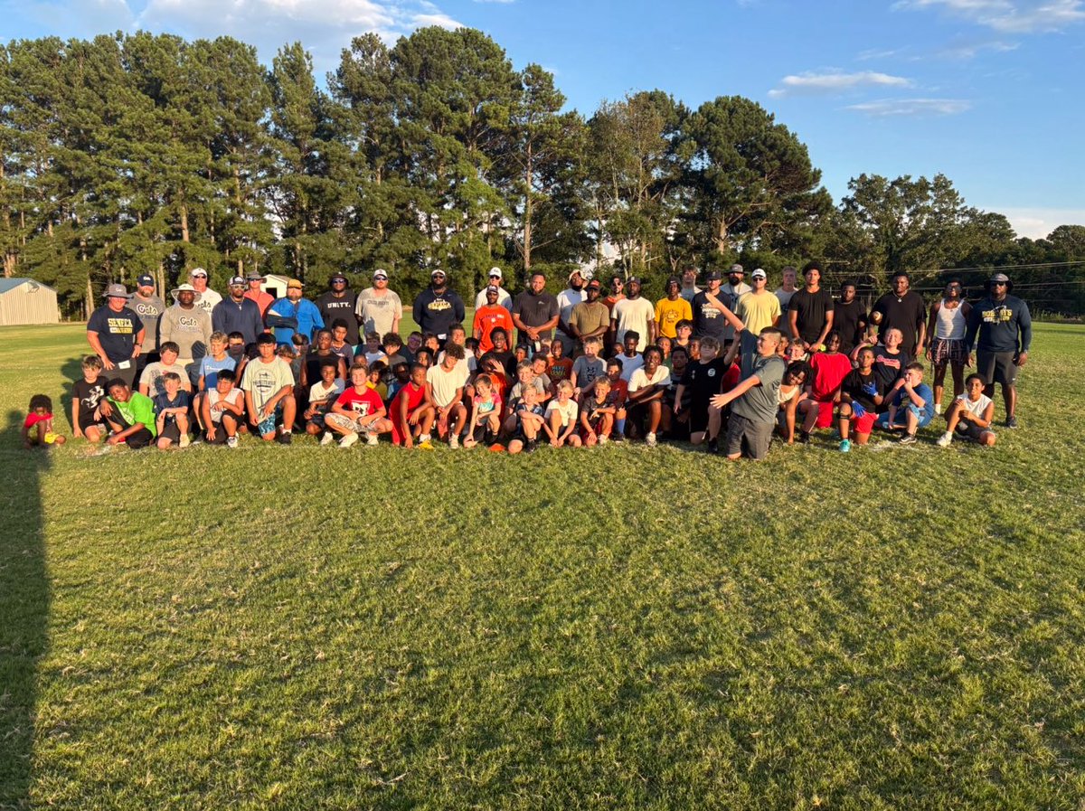 Corey Shoemaker (@shoe_corey) on Twitter photo I had a great time helping out with the <a href="/SenecaRecDept/">Seneca Recreation Department</a> football team this summer. Got to give back to these young kids and teach them what I know and how to improve their game. Go Bobcats!!!
<a href="/CoachDCrane/">Coach Crane</a> <a href="/christian_nix45/">Christian Nix</a> <a href="/CoachMcCauley21/">Chadwick McCauley</a> <a href="/SenecaRecruits/">Seneca Bobcat Football Recruits</a> I had a great time helping out with the <a href="/SenecaRecDept/">Seneca Recreation Department</a> football team this summer. Got to give back to these young kids and teach them what I know and how to improve their game. Go Bobcats!!!
<a href="/CoachDCrane/">Coach Crane</a> <a href="/christian_nix45/">Christian Nix</a> <a href="/CoachMcCauley21/">Chadwick McCauley</a> <a href="/SenecaRecruits/">Seneca Bobcat Football Recruits</a>