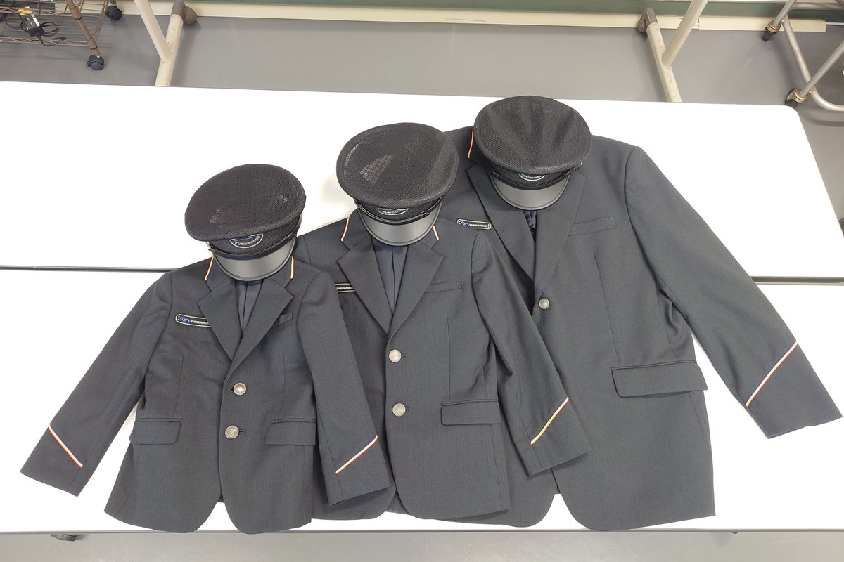 yurikamome_info's tweet image. 本日は、新橋こいち祭り 新橋駅鉄道4社局ブースに沢山のご来場ありがとうございました!
明日25日も引き続き開催しますので、ぜひお越しください
小さいですが本物と同じ素材で作られた子供用の制服もご用意していますよ👮
#東京メトロ