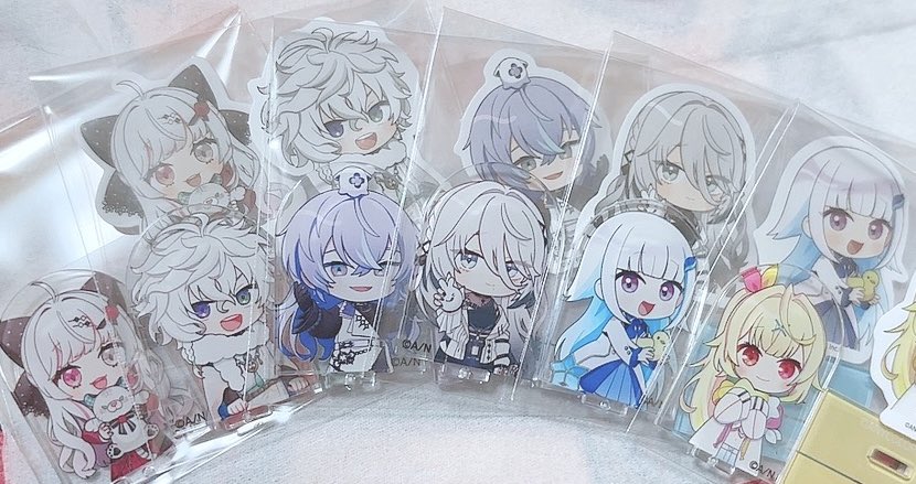 やっとチョコエッグをファミマで見つけて買えたんですけど可愛すぎてｳｵｰ!  可愛い女の子たちの中に混じるタコ忍