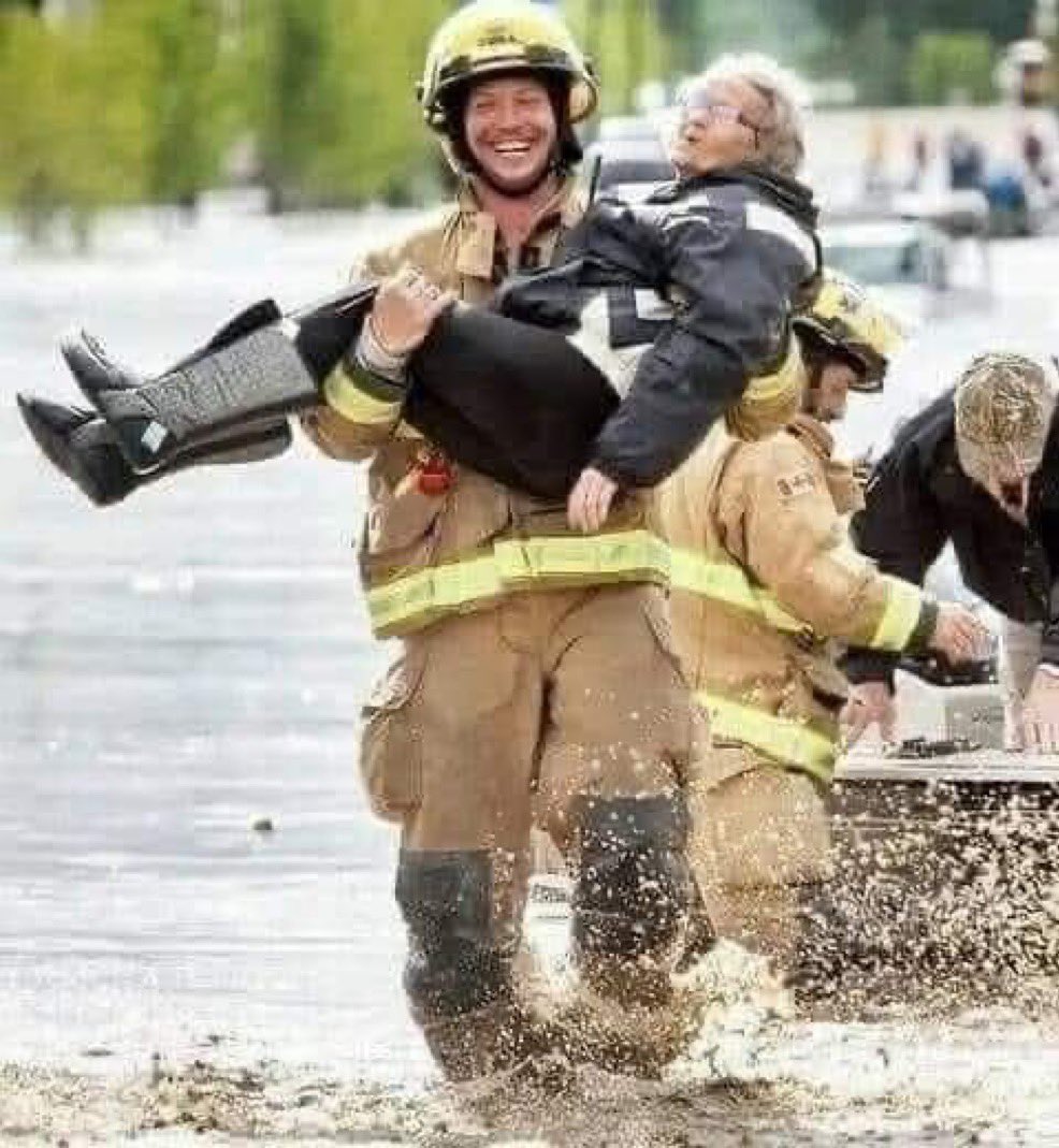 magafan1776's tweet image. The fireman was asked why he was laughing while saving this old woman.
He said that the old woman had told him:
- You reminded me of my wedding night.