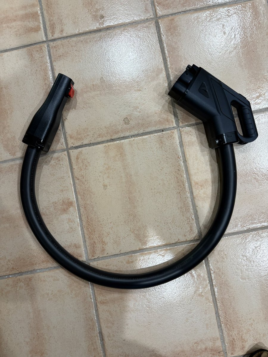 brandenflasch's tweet image. Some companies clearly do not watch my videos before sending me things - no micro switch on the NACS inlet latch is a major safety problem. Do better @HansshowNA
I am curious to test this though - NACS to CCS extension adapter