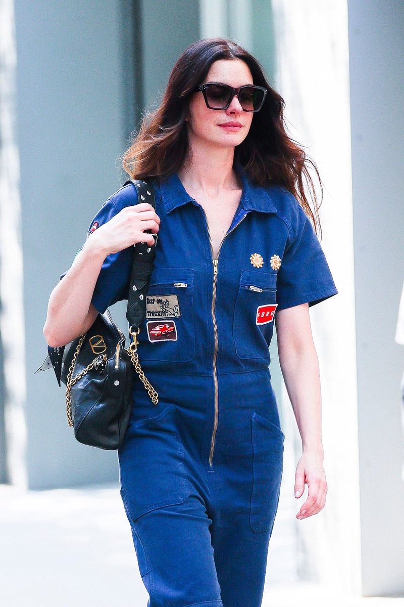ahbrphotos's tweet image. Anne Hathaway deixando o set de 'O Diabo Veste Prada 2' hoje, (21), em New York City.
📸 Mais fotos: annehathaway.com.br/thumbnails.php…