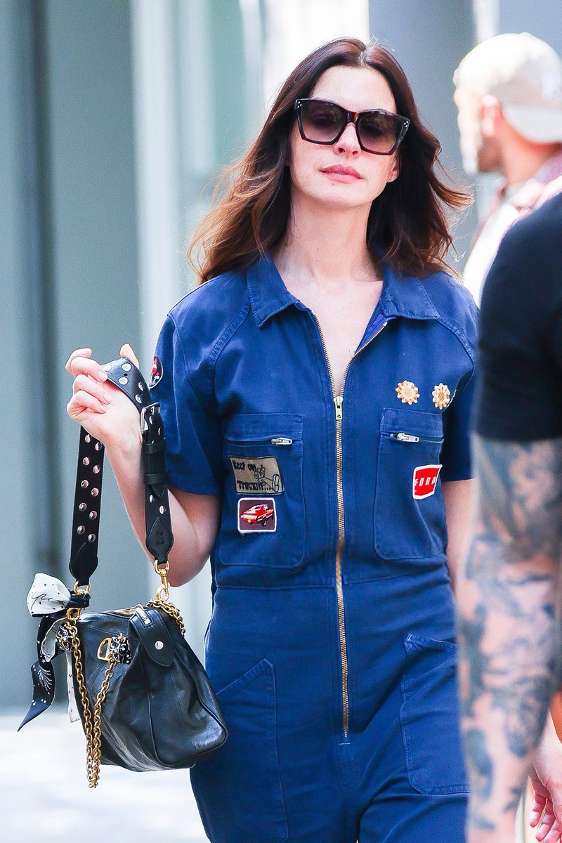 ahbrphotos's tweet image. Anne Hathaway deixando o set de 'O Diabo Veste Prada 2' hoje, (21), em New York City.
📸 Mais fotos: annehathaway.com.br/thumbnails.php…