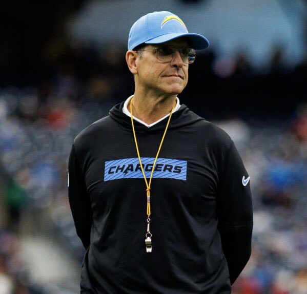 _MLFootball's tweet image. NEWS: #Chargers coach Jim Harbaugh says the first day of training camp felt like being born & coming out of the womb.
“It feels like being born. You're in there. It's comfortable and safe, and now you're out. You're born. Lights are on, it's bright, chaos, people looking at you”