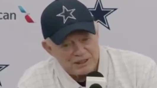barstoolsports's tweet image. Keep Jerry Jones Forever - Randomly Started Insulting His Own Players While Ranting About Giving Micah Parsons A New Contract buff.ly/ImOvWBb