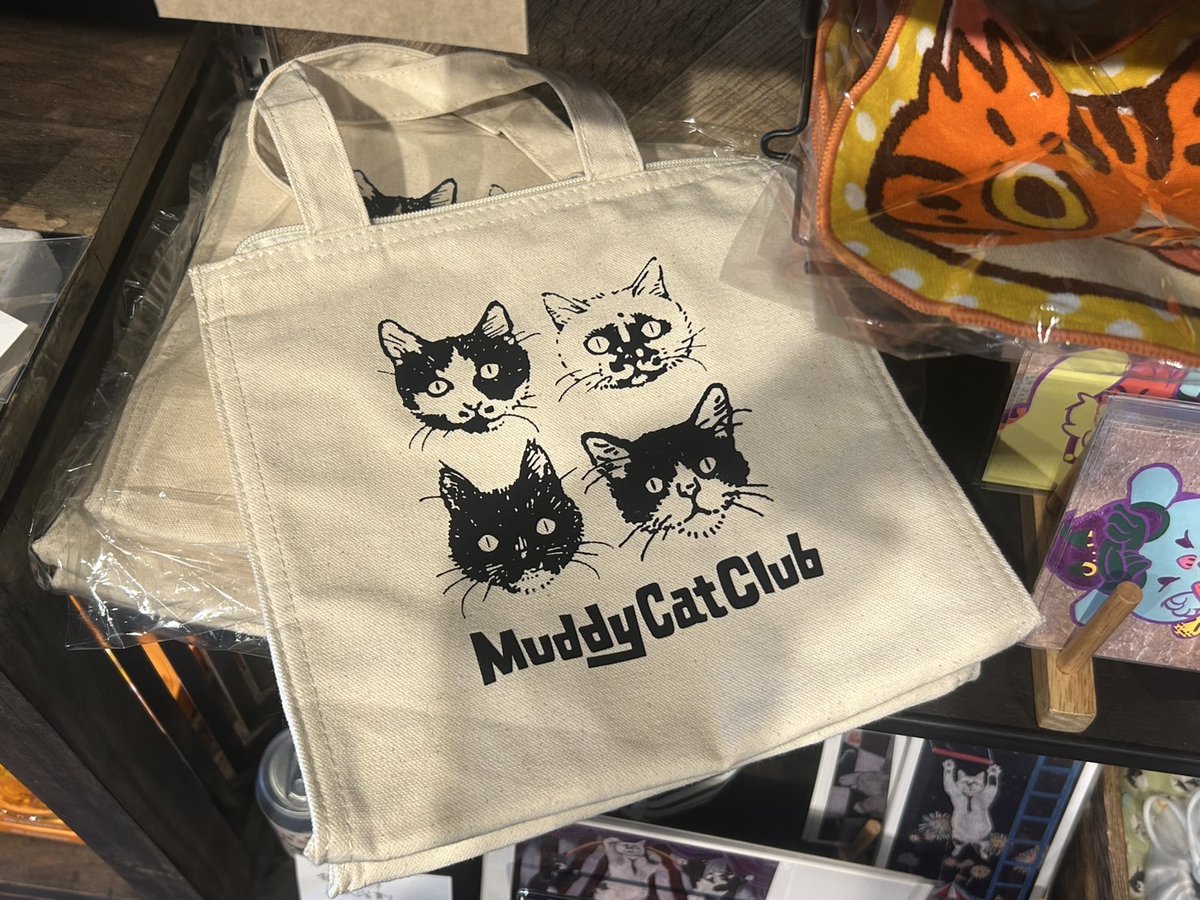 doronekoclub's tweet image. 今日も快晴!夏満開!
泥猫倶楽部開店しました
ご来店&ネット通販のご利用お待ちしております
muddycatclub.com
#猫雑貨 #熱海 #ランチ #グルメ #昼飲み
冷たいドリンクを詰めてビーチへ
Muddy Catオリジナル保冷バック好評販売中!