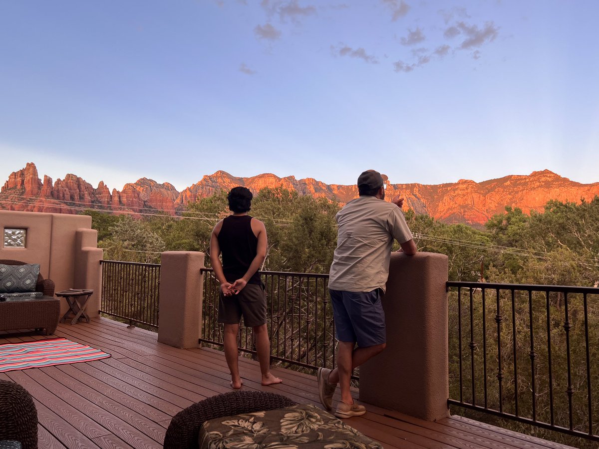 今回初めてAirbnbを利用🏠　バルコニーから山が見える写真を見てココに決めたんだけど期待以上でテンション⤴️ 天井が高くて窓が大きくてベッドから山や空が見える😍ベッドルーム3カ所にそれぞれバスルーム付き　外があっついから冷えたタイル床が素足に最高🥰2泊したけど快適過ぎてもっと居たかった🥹