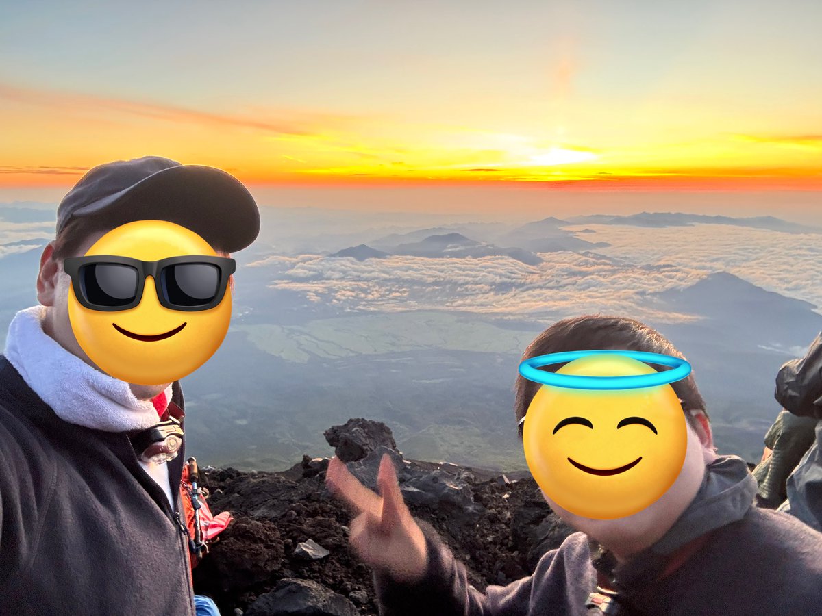 Lafi0802's tweet photo. いたると富士山登ってきたー！ご来光！🌅 https://t.co/NhIFmuZweG