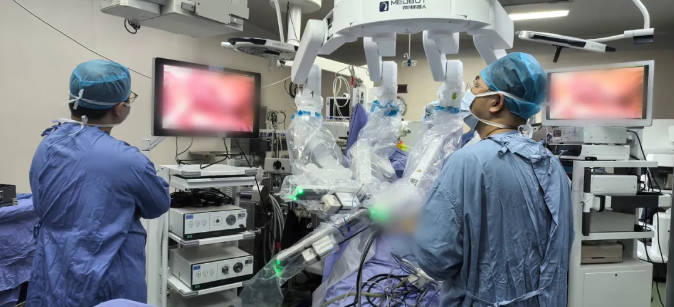 ChinaScience's tweet image. In a world first, Chinese doctors have successfully performed an intercontinental, ultra-long-distance remote liver cancer resection from France on an 80-year-old patient 10,000 kilometers away in east China's Hangzhou. The operation utilizing a homegrown remote surgery robot was…