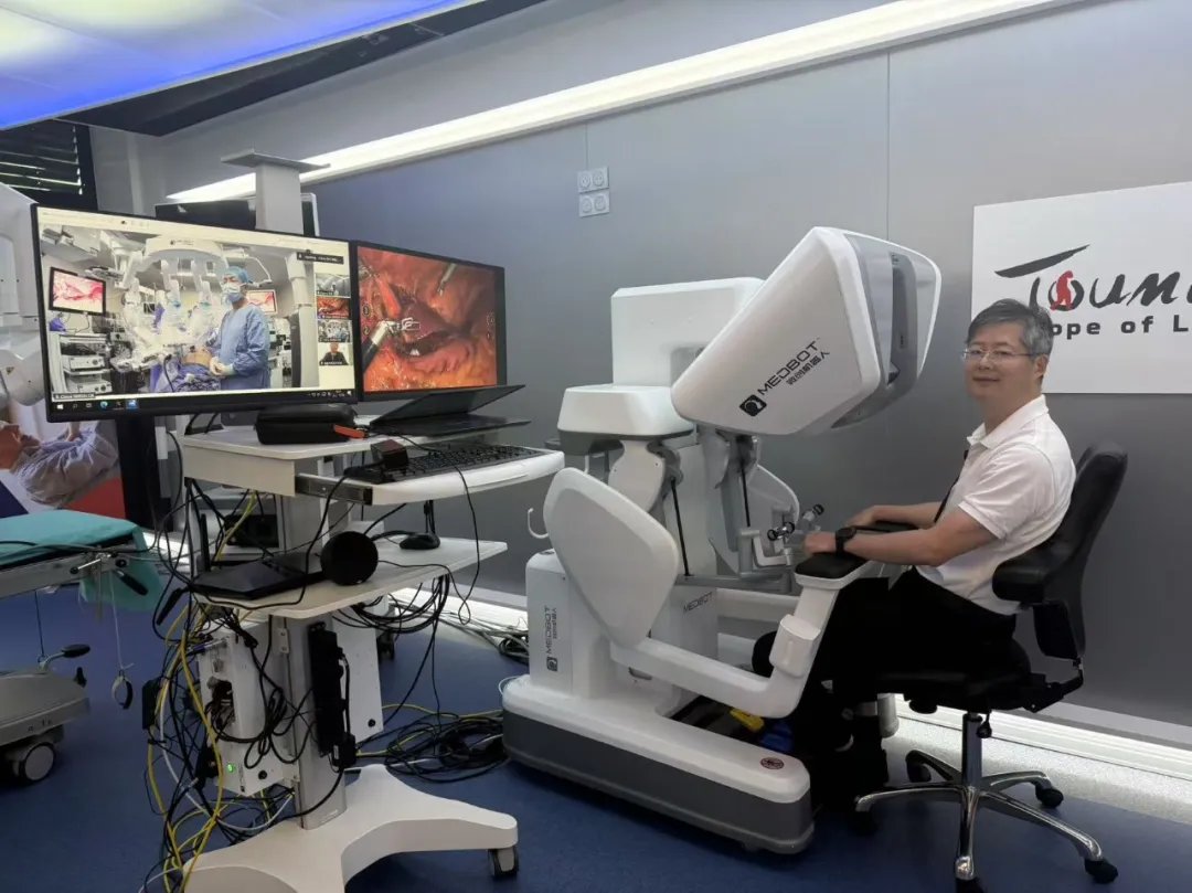ChinaScience's tweet image. In a world first, Chinese doctors have successfully performed an intercontinental, ultra-long-distance remote liver cancer resection from France on an 80-year-old patient 10,000 kilometers away in east China's Hangzhou. The operation utilizing a homegrown remote surgery robot was…