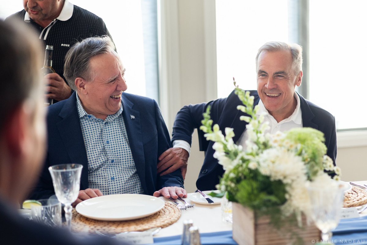 francoislegault's tweet image. Content d’avoir échangé avec le premier ministre Carney lors d’un souper organisé pour le Conseil de la fédération. Demain nous poursuivrons les discussions avec mes homologues et M. Carney, notamment à propos des négociations avec les États-Unis et des projets d’intérêt…