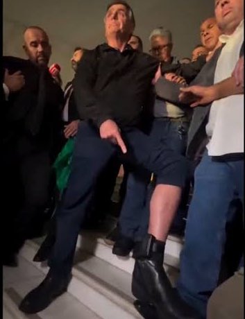 Steve_Banannon's tweet image. ➡️Em nova decisão, Moraes diz que Bolsonaro pode ser preso caso seja flagrado se comunicando com pessoas, animais ou falando sozinho
O ministro amplia restrições a Bolsonaro que já está sob tornozeleira eletrônica e impedido de usar redes sociais
Leia: tinyurl.com/4ht3567u