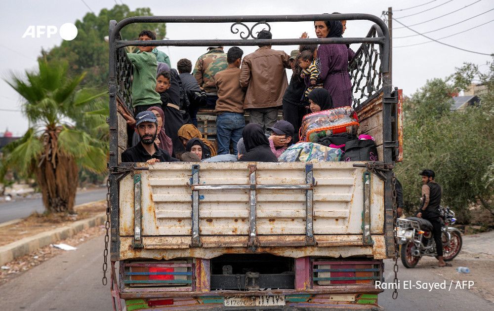AFP's tweet image. Syria evacuates Bedouin from Druze-majority Sweida.
A ceasefire in the southern province has halted a week of sectarian bloodshed that a monitor said killed more than 1,260 people
u.afp.com/SYyB