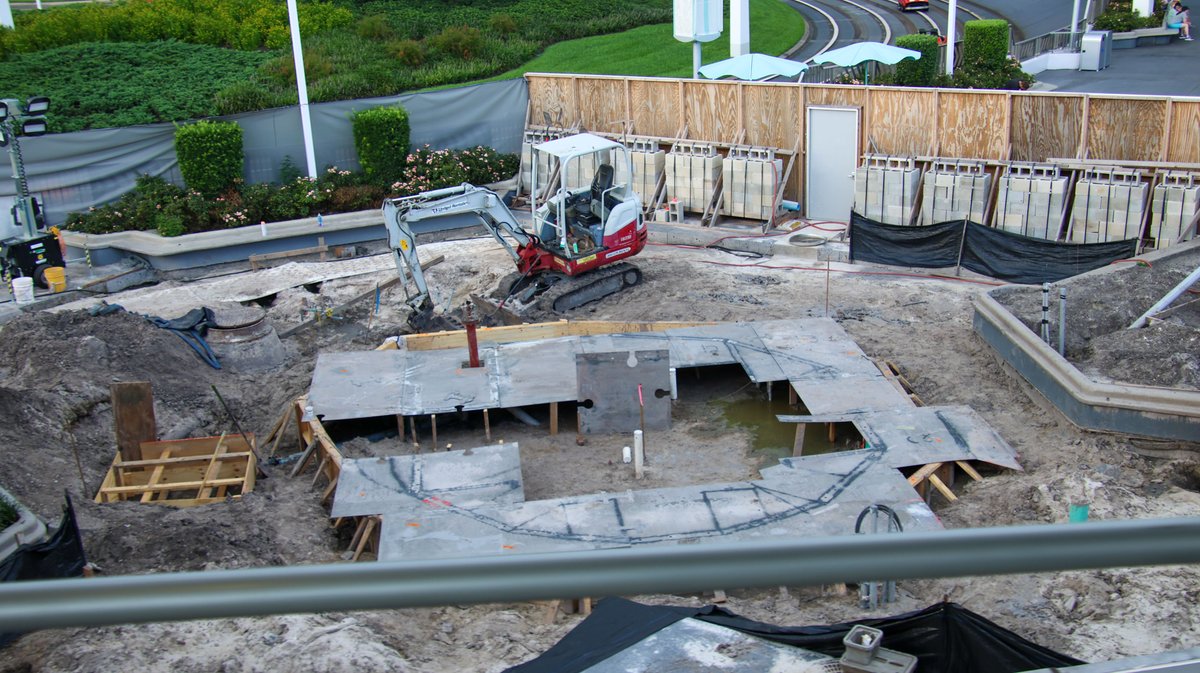 bioreconstruct's tweet image. Construction in Tomorrowland. Seen from PeopleMover.