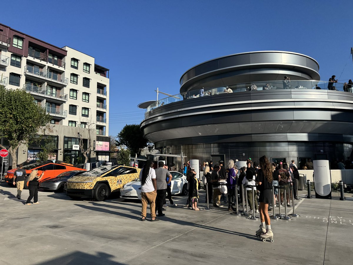brandontsla's tweet image. Views from grand opening day at the @Tesla Diner. Waiting outside for 8 hours was worth it
