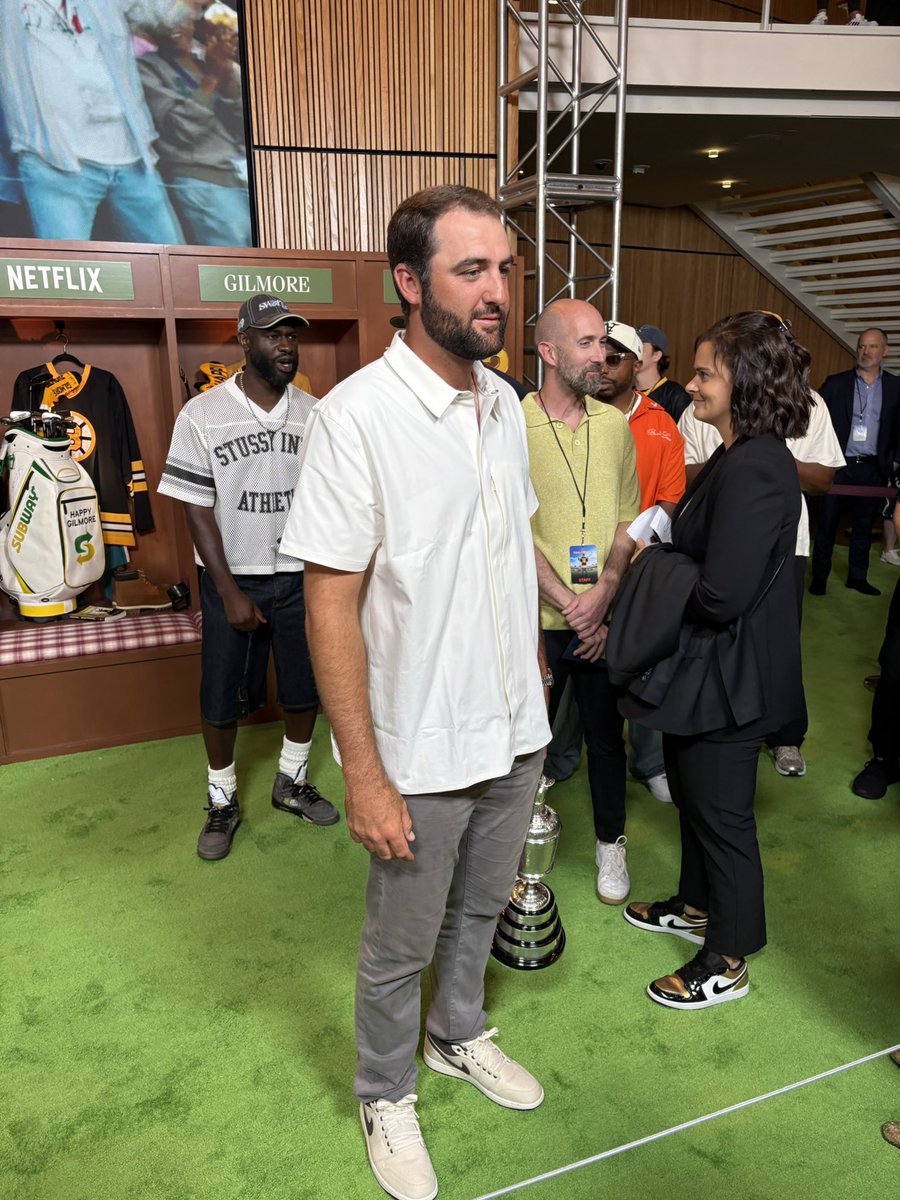 taylormryan_'s tweet image. Just the most casual way to carry around one of golf’s most coveted trophies. Scottie rocks