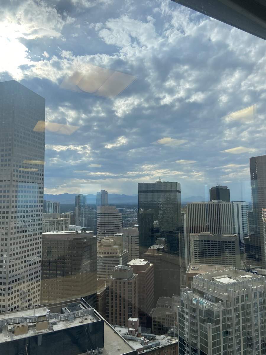liam_sieg's tweet image. In Denver, CO for the first time. The skyline is BEAUTIFUL. I’ve never seen mountains like these.