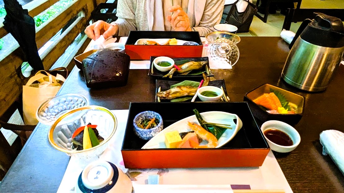 Tokyonobo's tweet image. After enjoying the Gion Festival float parade, we had lunch at a restaurant overlooking the mountain stream in Shozan Resort. Because it had been raining, the usually clear mountain stream was murky. #しょうざんリゾート京都