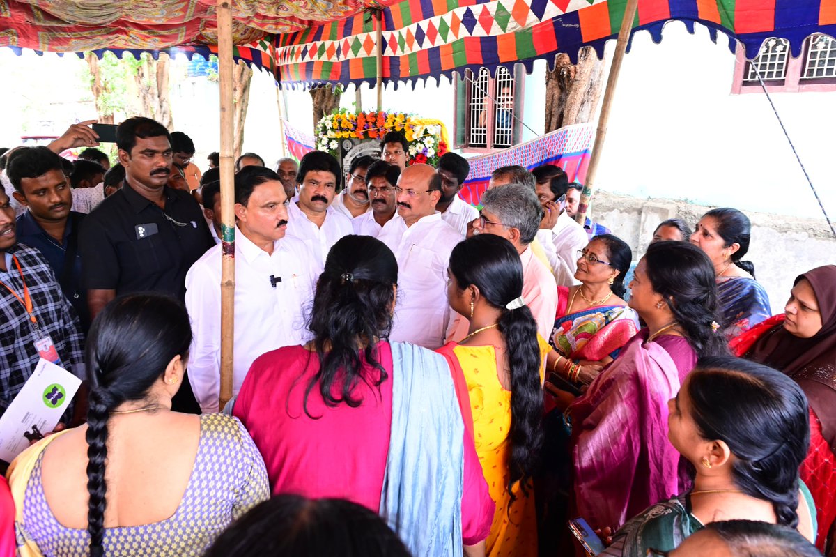 yschowdary's tweet image. పశ్చిమ నియోజకవర్గ అభివృద్ధికి రాజకీయాలకు అతీతంగా ప్రజలందరూ కలిసి రావాలని విజ్ఞప్తి చేస్తున్నాను. 56వ డివిజన్, పాత రాజ రాజేశ్వరి పేటలో జేపీ అపార్ట్మెంట్ వాసులకు ఎన్నికల సమయంలో ఇచ్చిన మాట ప్రకారం రూ.49.95 లక్షలతో అండర్గ్రౌండ్ డ్రైనేజీ లైన్ నిర్మాణ పనులకు మరియు మహంకాళమ్మ టెంపుల్…