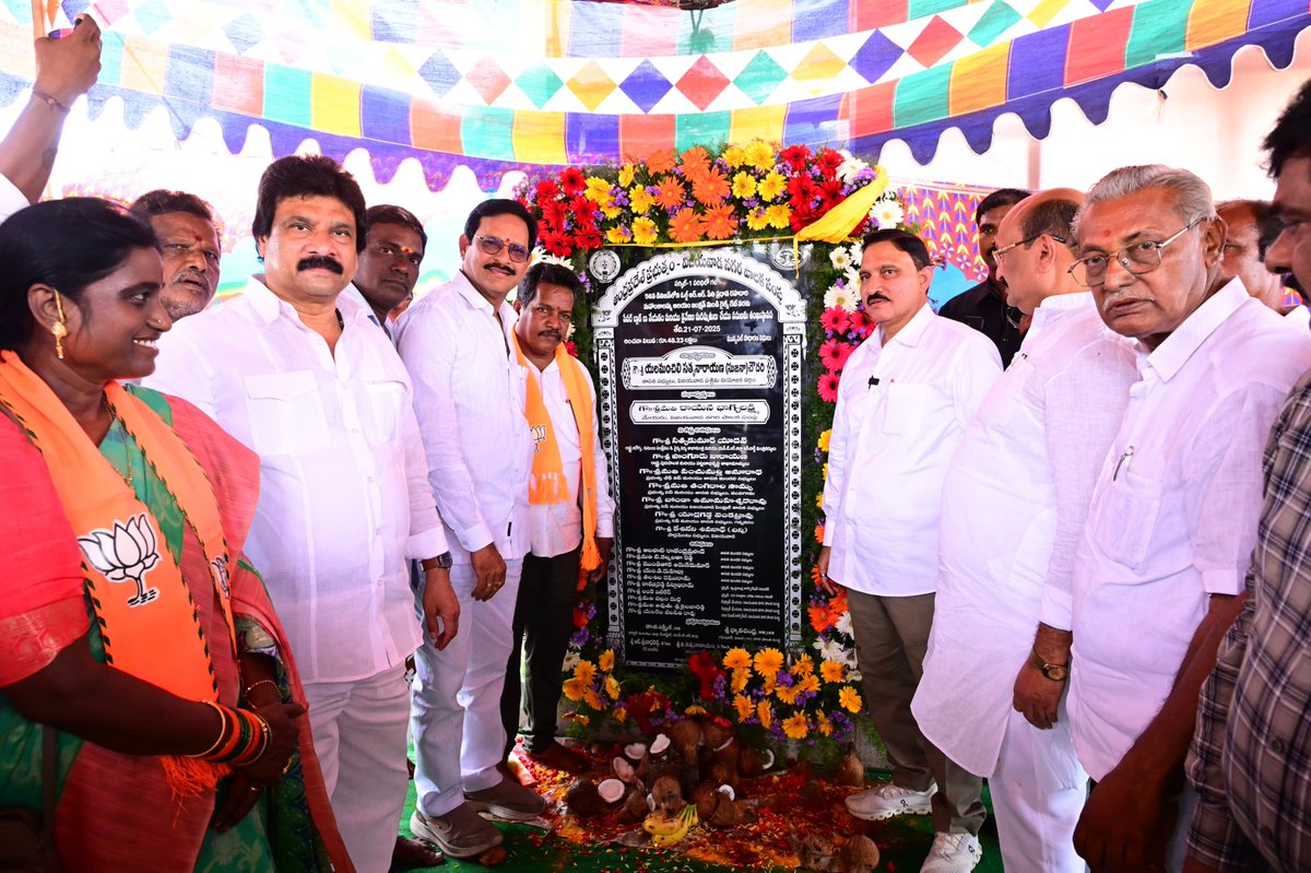yschowdary's tweet image. పశ్చిమ నియోజకవర్గ అభివృద్ధికి రాజకీయాలకు అతీతంగా ప్రజలందరూ కలిసి రావాలని విజ్ఞప్తి చేస్తున్నాను. 56వ డివిజన్, పాత రాజ రాజేశ్వరి పేటలో జేపీ అపార్ట్మెంట్ వాసులకు ఎన్నికల సమయంలో ఇచ్చిన మాట ప్రకారం రూ.49.95 లక్షలతో అండర్గ్రౌండ్ డ్రైనేజీ లైన్ నిర్మాణ పనులకు మరియు మహంకాళమ్మ టెంపుల్…