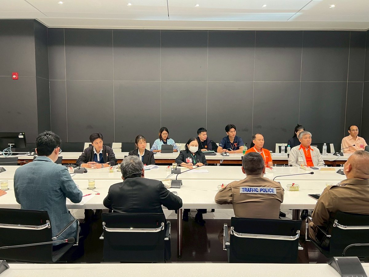 BankSuphanatMin's tweet image. ประชุมร่วม 7 หน่วยงาน วางแนวทาง #จัดระเบียบสายสื่อสาร, ในพื้นที่กรุงเทพฯ เพื่อผลการประทะระหว่างจนท.กับผู้ปฎิบัติ และลดลดผลกระทบต่อการจราจร และผู้สัญจรทางเท้า
โดยมี บช.น., กฟน., สมาคมโทรคมนาคม, กสทช, สน.สุทธิสาร, สน.ทองหล่อ และสำนักงานเขตจตุจักร เข้าร่วมประชุมเพื่อชี้แจงปัญหา…