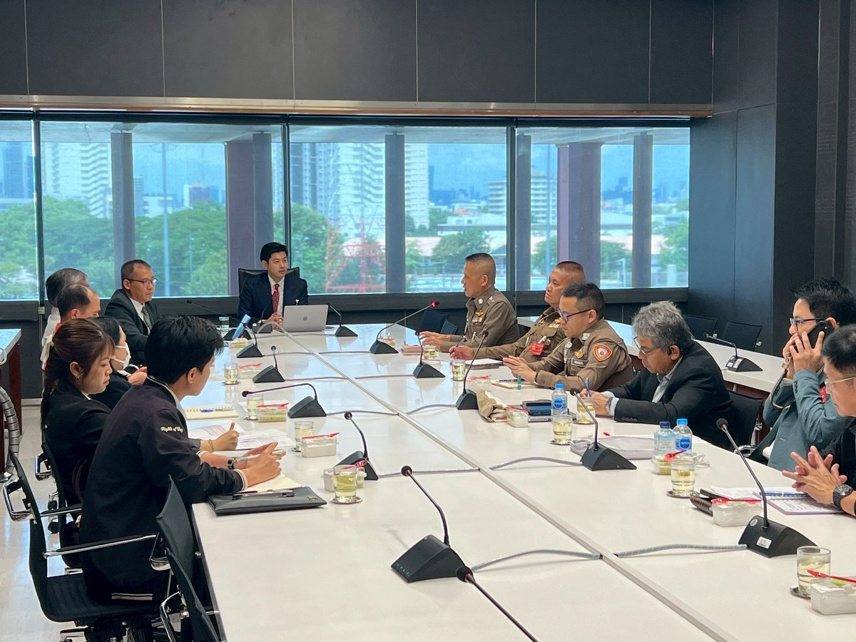 BankSuphanatMin's tweet image. ประชุมร่วม 7 หน่วยงาน วางแนวทาง #จัดระเบียบสายสื่อสาร, ในพื้นที่กรุงเทพฯ เพื่อผลการประทะระหว่างจนท.กับผู้ปฎิบัติ และลดลดผลกระทบต่อการจราจร และผู้สัญจรทางเท้า
โดยมี บช.น., กฟน., สมาคมโทรคมนาคม, กสทช, สน.สุทธิสาร, สน.ทองหล่อ และสำนักงานเขตจตุจักร เข้าร่วมประชุมเพื่อชี้แจงปัญหา…