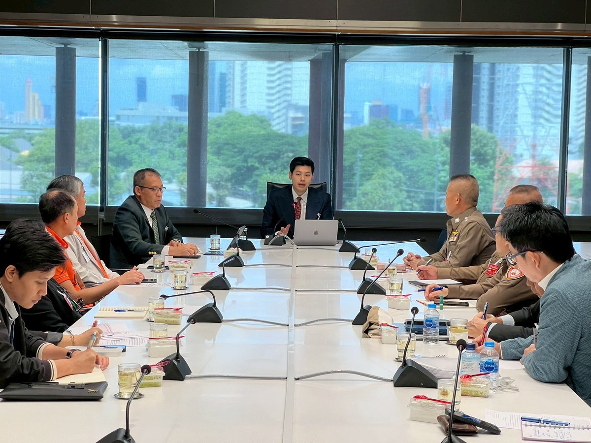 BankSuphanatMin's tweet image. ประชุมร่วม 7 หน่วยงาน วางแนวทาง #จัดระเบียบสายสื่อสาร, ในพื้นที่กรุงเทพฯ เพื่อผลการประทะระหว่างจนท.กับผู้ปฎิบัติ และลดลดผลกระทบต่อการจราจร และผู้สัญจรทางเท้า
โดยมี บช.น., กฟน., สมาคมโทรคมนาคม, กสทช, สน.สุทธิสาร, สน.ทองหล่อ และสำนักงานเขตจตุจักร เข้าร่วมประชุมเพื่อชี้แจงปัญหา…
