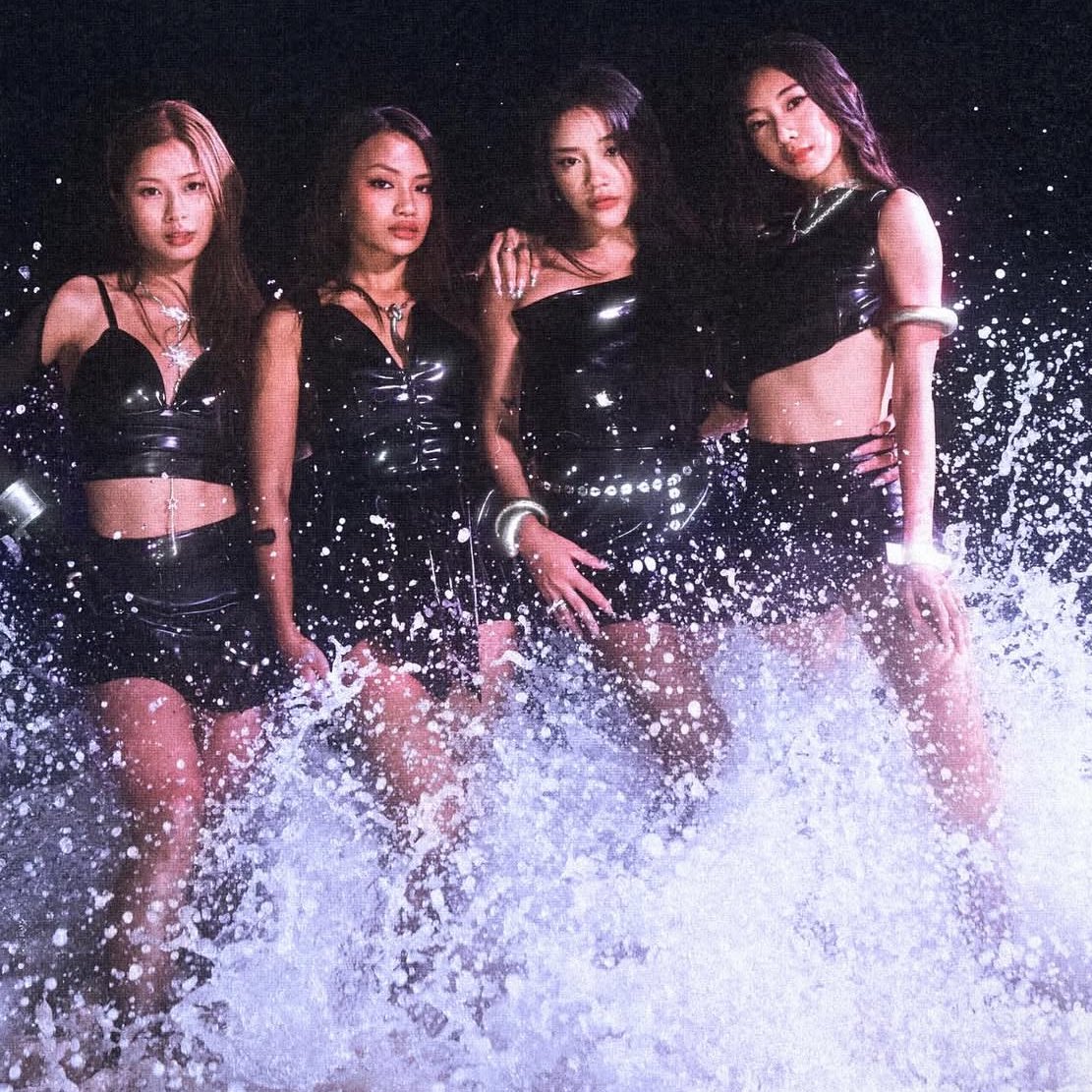 concertleaks's tweet image. Indonesian girl group no na’s “shoot” is taking the world by storm, receiving support from Blackpink, LE SSERAFIM, IVE, RIIZE, and more!