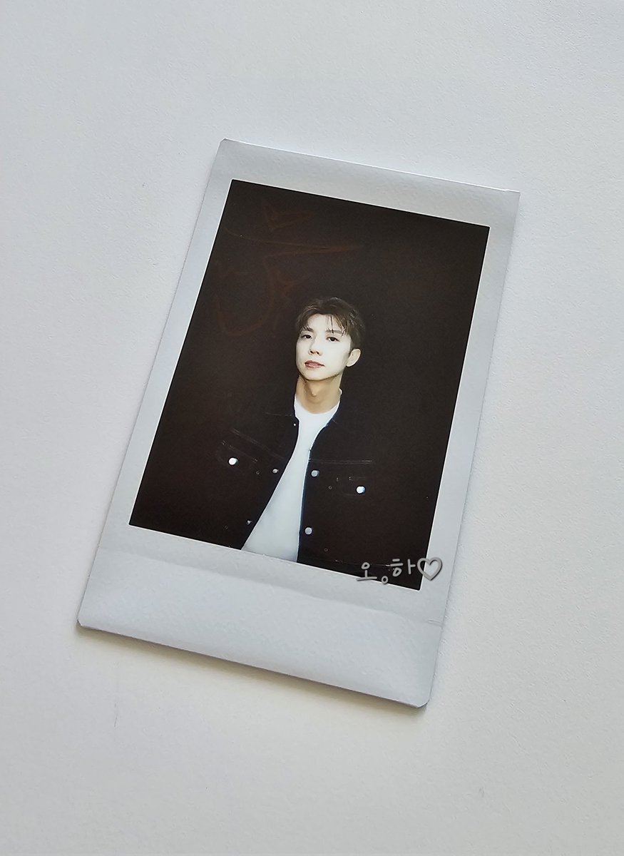 SetMeFree0111's tweet image. 지니뮤직 사인 폴라로이드 무사히 도착🥹
첫 싸폴 너무 소중해💙
#장우영 #JangWooyoung
#Simpledance