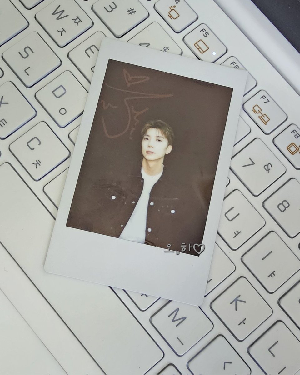 SetMeFree0111's tweet image. 지니뮤직 사인 폴라로이드 무사히 도착🥹
첫 싸폴 너무 소중해💙
#장우영 #JangWooyoung
#Simpledance